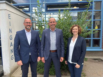 Verabschiedeten den Schulleiter Marcel Driessen: (re.) Kreisschuldezernentin Dr. Sonja Maurer und Jochen Ciosz (li.), Schulverwaltungsamtsleiter des Kreises Heinsberg. Foto: Kreis Heinsberg
