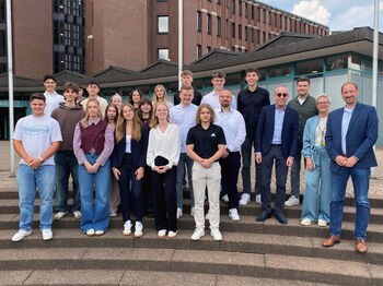 Allgemeiner Vertreter Philipp Schneider (r.), Ausbildungsleiterin Julia Keulen (2.v.r.) und Frank Steigner (4.v.r.), Leiter des Haupt- und Personalamtes, begrüßten die neuen Auszubildenden vor dem Heinsberger Kreishaus. Foto: Kreis Heinsberg