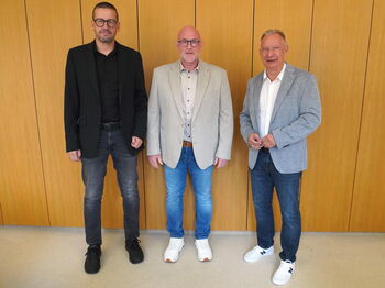 Landrat Stephan Pusch (r.) hat Norbert Heffels (M.) zum neuen Seniorenbeauftragten bestellt. Amtsleiter Udo Jansen (l.) gratulierte. Foto: Kreis Heinsberg