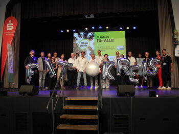 Freuten sich über eine gelungene Veranstaltung: Doc Esser (9. v. li.), Landrat Stephan Pusch (10. v. li.), Kreissparkassenvorsitzender Thomas Giessing (11. v. li.) und Staatssekretärin Andrea Milz (12. v. li.) mit den Organisatoren von Fit im Kreis LIVE.