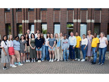Landrat Stephan Pusch (6.v.r.) begrüßte die jungen Schüler aus Südafrika im Beisein der verantwortlichen Lehrerinnen Caroline Wolff (3.v.r.) und Anke Depke (r.). Foto: Kreis Heinsberg