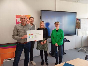 In Gangelt freut sich Jakob Muth-Schulleiter Marcel Driessen mit Bürgermeister Guido Willems, Ute Linges (Kreisjugendamt) und Jugendamtsdezernentin Anja Montforts über die Einrichtung eines weiteren Familiengrundschulzentrums.