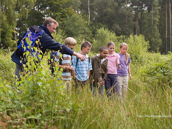 Die Veranstaltungsreihe findet überwiegend draußen „im Unterrichtsraum Natur“ statt. Foto: iStock/Image Source