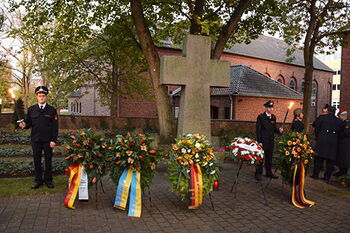 Foto: Kreis Heinsberg; Kranzniederlegung zur Gedenkfeier am Volkstrauertag