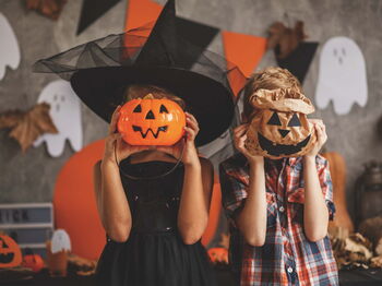 Die VHS bietet für Jugendliche einen Workshop "Dekoration für Halloween" an. Foto: iStock / fotostorm