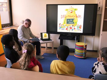 Landrat Stephan Pusch las zum Vorlesetag aus dem Buch "Das kleine WIR in der Schule" vor. Foto: Kreis Heinsberg