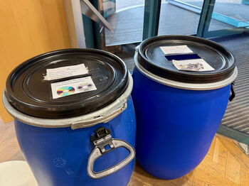 Im Eingangsbereich des Kreishauses in Heinsberg können ausrangierte Smartphones und alte CDs und DVDs abgegeben werden. Foto: Kreis Heinsberg