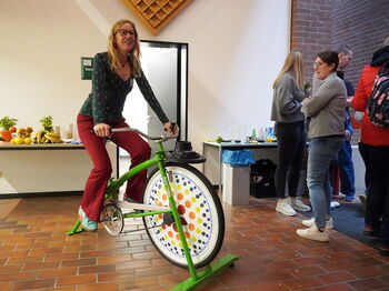 Steffi Verbocket (hier auf dem Smoothie-Bike) hat den Gesundheitstag im Heinsberger Kreistag federführend organisiert. Foto: Kreis Heinsberg