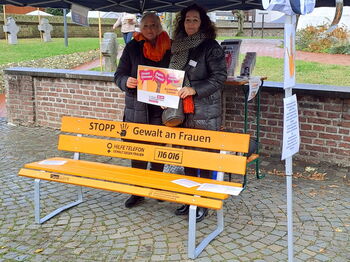 Die Gleichstellungsbeauftragten Petra Büschgens (l./Kreis Heinsberg) und Vera Hartmann (Stadt Wassenberg) am Infostand auf dem Martinsmarkt in Orsbeck. Foto: Kreis Heinsberg