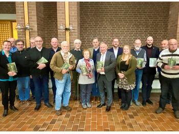 Landrat Stephan Pusch (7.v.r.) und Kreisarchivarin Anja Mülders (l.) dankten während der Präsentation des Heimatkalenders 2024 im Heinsberger Kreishaus den Autoren. Foto: Kreis Heinsberg