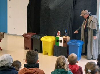 Die Detektivgeschichte „McTrash packt aus“ zeigte den Schulkindern, dass jeder Einzelne von uns täglich Abfälle in großer Menge verursacht. Foto: Kreis Heinsberg