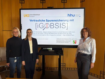 Franziska Uhle, M.Sc. Psychologie und wissenschaftliche Mitarbeiterin, und Christine McTaggart, Fachärztin für Rechtsmedizin des Universitätsklinikums Düsseldorf mit Alexandra Ophoven, der Gleichstellungsbeauftragten des Kreises Heinsberg.