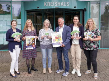Dr. Britta Wegmann (von links), Stephanie Reiners, Gesundheitsamtsleiterin Heidrun Schößler, Landrat Stephan Pusch, Dr. Friederike Plum und Sandra Schüren. Foto: Kreis Heinsberg