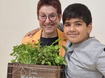 Zum Abschied hat Hasan seiner Sprachpatin Anneliese Wellens ein Geschenk überreicht und einen rührenden Brief geschrieben. Foto: Westzipfelschule