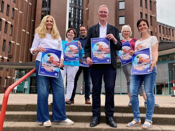 Pädagogische Mitarbeiterinnen und Mitarbeiter mit VHS-Leiter Ingo Rümke. Foto: Kreis Heinsberg