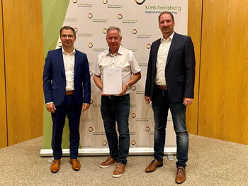 Landrat Stephan Pusch (Mitte), Allgemeiner Vertreter Philipp Schneider (rechts) und Kreiskämmerer Daniel Goertz (links) nahmen den Prüfbericht der gpaNRW im Heinsberger Kreishaus entgegen. Foto: Kreis Heinsberg