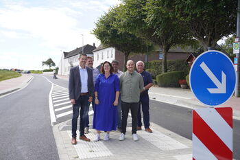 Vertreter des Kreises Heinsberg, der Gemeinde Gangelt sowie der ausführenden Baufirma freuen sich über die Freigabe der K17; Quelle: Kreis Heinsberg