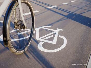Mit der Förderung werden neue Fahrradstellplätze gebaut. Foto: iStock/JARAMA