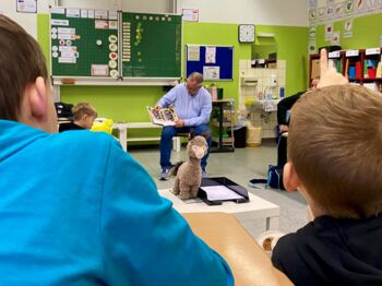 Landrat Stephan Pusch las in der "Alpaka-Klasse" (Jahrgangsstufe 1 und 2) der Floßbachschule in Oberbruch aus dem Buch "Das kleine Wir" vor. Foto: Kreis Heinsberg