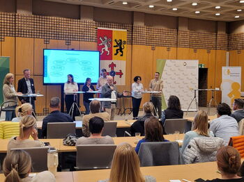 Während einer Podiumsdiskussion wurden im Heinsberger Kreishaus viele Fragen zum Berufsbild erörtert. Foto: Kreis Heinsberg