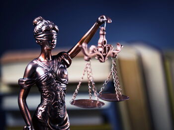 Personen, die sich für dieses Ehrenamt zur Verfügung stellen, müssen Deutsche sein, sollen das 25. Lebensjahr vollendet und ihren Wohnsitz innerhalb des Gerichtsbezirks haben. Foto: iStock/Michal Chodyra
