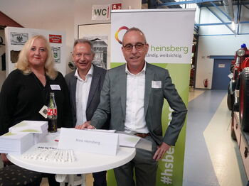 Gleichstellungsbeauftragte Petra Büschgens, Landrat Stephan Pusch und Hauptamtsleiter Frank Steigner im Feuerwehrmuseum Lövenich. Foto: Kreis Heinsberg