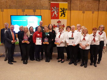 Landrat Stephan Pusch (2.v.l.) und 1. Stellvertretender Landrat Erwin Dahlmanns (l.) gratulierten im Heinsberger Kreishaus den Preisträgern des Heimatpreises 2025. Foto: Kreis Heinsberg