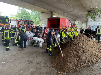 Die Feuerwehrleute packten Sandsäcke in Mönchengladbach. Foto: Kreisfeuerwehrverband