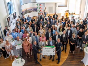 Regierungspräsident Dr. Thomas Wilk, Kölns Polizeipräsident Falk Schnabel und Minister Herbert Reul begrüßten im Plenarsaal der Bezirksregierung Köln kommunale Vertreter aus dem Regierungsbezirk als neue Netzwerkpartner. Foto: #sicherimdienst