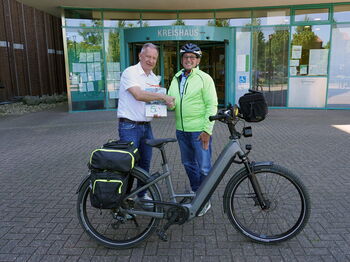 Landrat Stephan Pusch (l.) wünschte Willi Corsten für seine E-Bike-Tour durch Deutschland alles Gute. Foto: Kreis Heinsberg