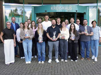 Ausbildungsleiterin Julia Keulen (l.), Allgemeiner Vertreter Philipp Schneider (2.v.l.), Personalamtsleiter Frank Steigner (3.v.r.), stv. Gleichstellungsbeauftragte Wilma Staas (6.v.r.) und Anja Deckers (r.) vom Personalrat gratulierten. Foto: Kreis HS
