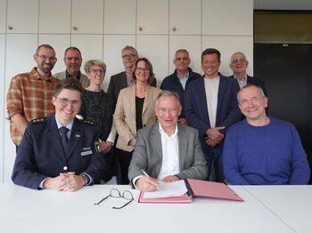 Vertreter von Jugendämtern und Polizei unterzeichnen Kooperation; Foto: Kreis Heinsberg