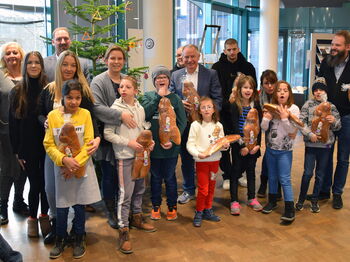 Rurtal-Schüler schmückten im Beisein von Schulleiter Markus Steinhauer (r.), Landrat Stephan Pusch (Mitte), Philipp Schneider (3.v.l.) und Petra Büschgens (l.) den Weihnachtsbaum. Foto: Kreis HS