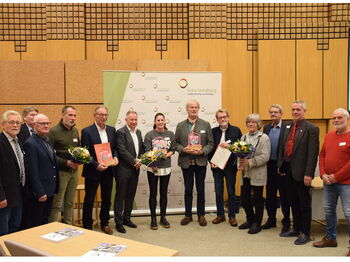 Landrat Stephan Pusch (6.v.l.) und 1. Stellvertretender Landrat Erwin Dahlmanns (3.v.r.) gratulierten im Heinsberger Kreishaus den Preisträgern des Heimatpreises 2023. Foto: Kreis Heinsberg