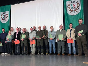 15 erfolgreiche Absolventen des Vorbereitungskurses erhielten in der Heinsberger Stadthalle ihre Jägerbriefe und Prüfungszeugnisse. Foto: KJS Heinsberg