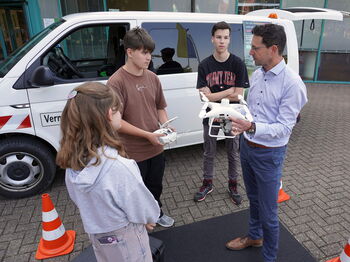 Erik Körfer (rechts) vom Vermessungs- und Katasteramt erklärt den jungen Leuten, wie eine Drohne zur Vermessung von Grundstücken und Straßenverläufen eingesetzt werden kann. Foto: Kreis Heinsberg