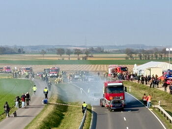 Ein schwerer Verkehrsunfall mit einem Gefahrgut-Sattelzug, einem Bus und mehreren Autos auf der Ortsumgehung Gangelt (K13) mit einer Vielzahl von Verletzten war das komplexe Ausgangsszenario für die Großübung in Gangelt. Foto: Kreis Heinsberg