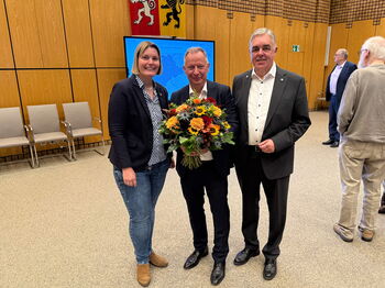 Anna Stelten und Bernd Krückel (r.) von der CDU gratulierten am Wahlabend Landrat Stephan Pusch (Mitte). Foto: Kreis Heinsberg
