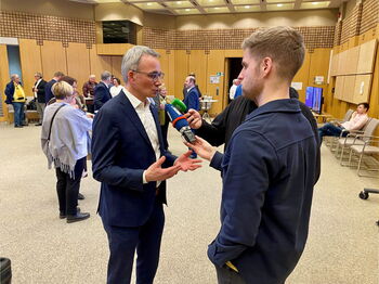 CDU-Kandidat Wilfried Oellers (links) gab am Wahlabend im Heinsberger Kreishaus die ersten Interviews. Foto: Kreis Heinsberg