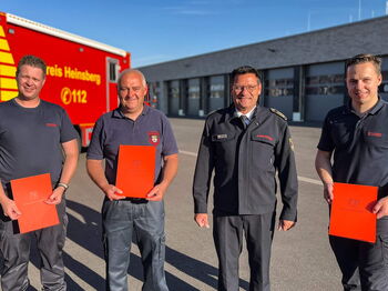 Claus Vaehsen (2.v.r.) gratulierte den neuen Führungskräften (von links) Christopher Willigeroth, Georg Tholen und Martin Breuer. Foto: Kreis Heinsberg