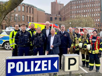 Gemeinsam gegen Gewalt an Einsatzkräften: Landrat Stephan Pusch (Mitte) und Kreissparkassen-Chef Thomas Giessing (5.v.l.) mit Kreisbrandmeister Klaus Bodden (5.v.r.) und Einsatzkräften von Polizei, Feuerwehr und Rettungsdienst. Foto: Kreis HS
