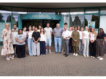 Landrat Stephan Pusch (10.v.r.) begrüßte die Schüler des Kreisgymnasiums Heinsberg (KGH) und der Phoenix Secondary School in Südafrika vor dem Heinsberger Kreishaus. Foto: Kreis Heinsberg