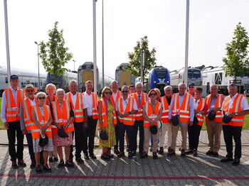 Betriebsleiter Markus Bertrams (7.v.l.) führte die Gäste durch das Siemens-Prüfzentrum für Schienenfahrzeuge in Wegberg-Wildenrath. Foto: Kreis Heinsberg