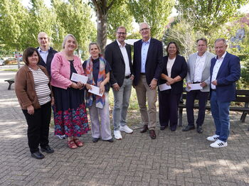 Freuten sich über die Spendenübergabe: Landrat Stephan Pusch (re.) und Thomas Giessing (4. v. re.), Vorstandsvorsitzender der Kreissparkasse , mit den Repräsentanten der Wohlfahrtsverbände und der Schuldnerberatung.  Foto: Kreis Heinsberg