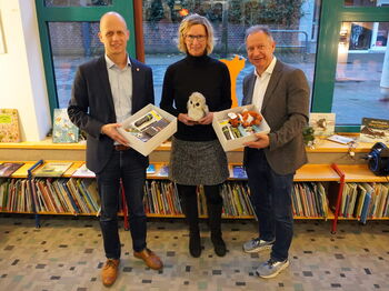 Landrat Stephan Pusch (r.), Heinsbergs Bürgermeister Kai Louis und Stadtbücherei-Leiterin Sabrina Wallek unterstützen die Friedensbox-Aktion. Die Boxen können bis zum 14. Dezember in der Stadtbücherei Heinsberg abgegeben werden. Foto: Kreis Heinsberg