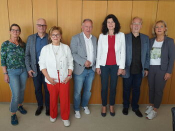 Landrat Stephan Pusch (4. v. li.) mit einer Abordnung des Gospelchor-Projekts „Hilf mit deiner Stimme“. Foto: Kreis Heinsberg