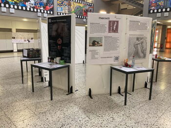 Foto: Kreis Heinsberg; Die Ausstellung "Essstörung" steht aktuell im Cusanus-Gymnasium Erkelenz