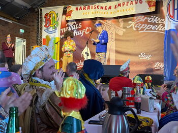 Landrat Stephan Pusch und Kreissparkassenvorstand Thomas Giessing begrüßten Abordnungen von 24 Gesellschaften. Foto: Kreis Heinsberg