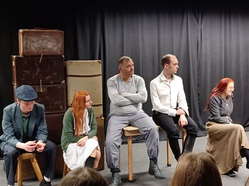 Zehn Schulen und die JVA Heinsberg erleben professionelle Theateraufführungen, die zur kritischen Auseinandersetzung und zum Dialog einladen. Foto: Kreis Heinsberg