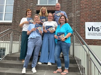 Das Team der VHS um Leiter Ingo Rümke präsentiert das neue Jahresprogramm. Foto: Kreis Heinsberg